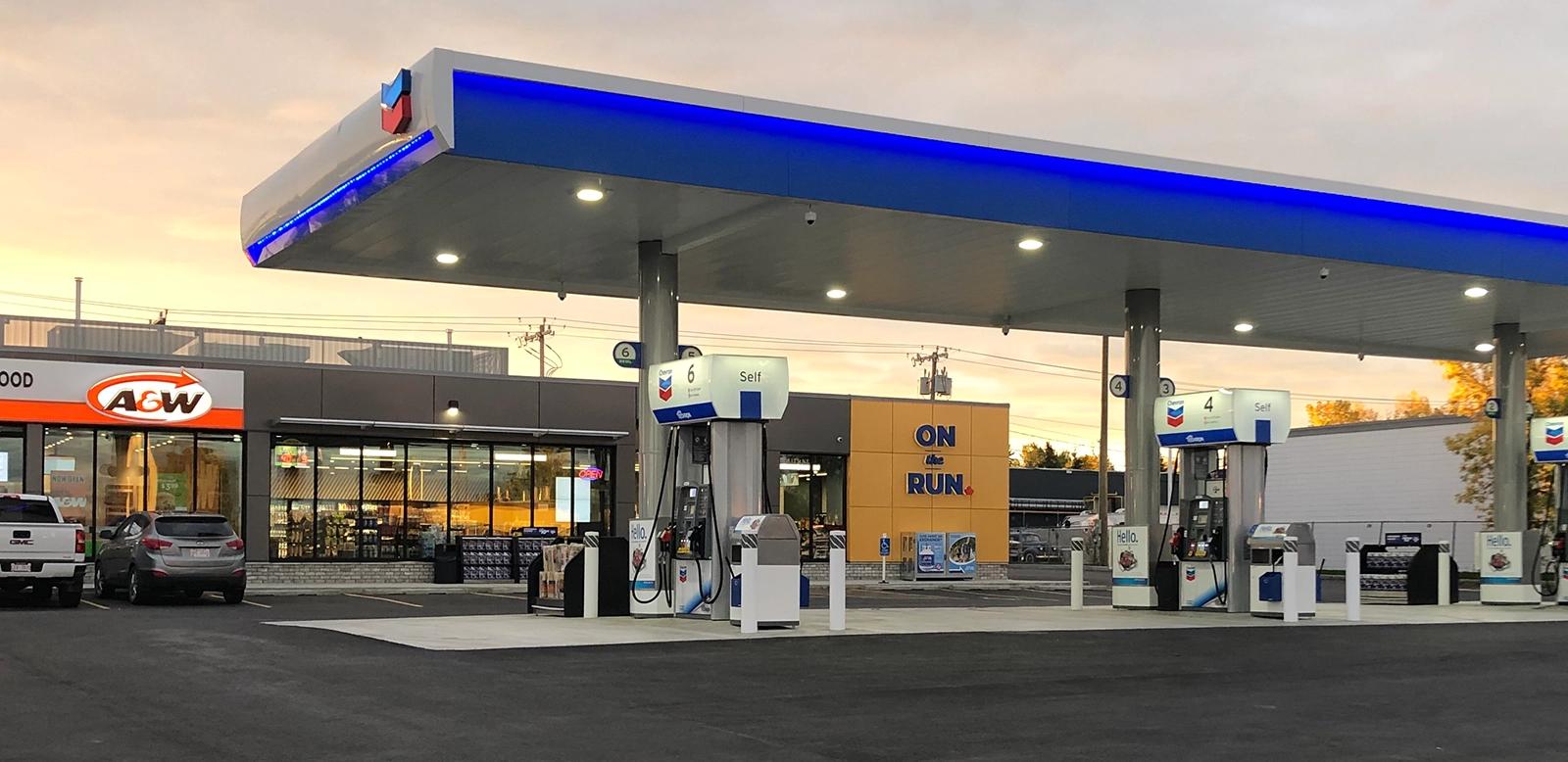 Station-service Chevron avec ON the RUN et A&W.