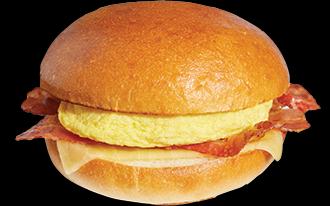 Sandwich au petit-déjeuner aux œufs et au bacon.