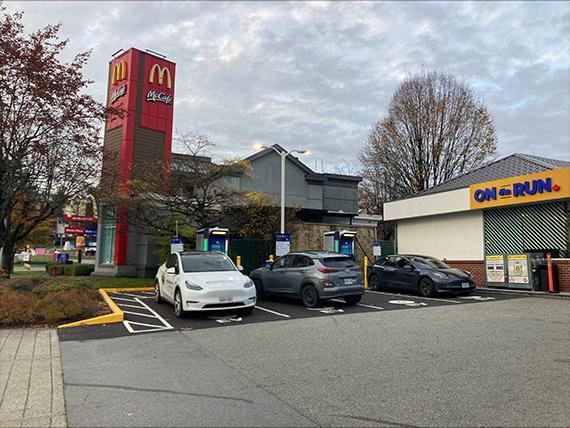 Emplacement de recharge EV à côté de ON the RUN. McDonald's en arrière-plan.